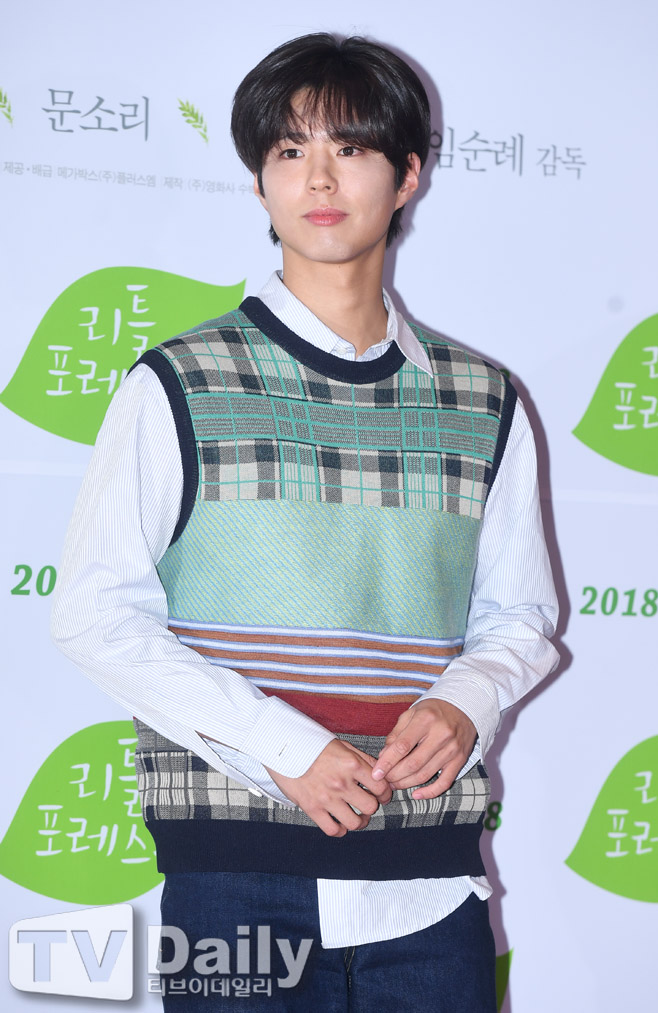 Actor Park Bo-gum is Enlisted in the County today (31st).Park Bo-gum is Enlisted to the Navy Education Command in Jinhae, Gyeongnam Province with 669 aircraft.After six weeks of basic training and a total of 20 months of service, he will be discharged at the end of April 2022.Park Bo-gum applied to the piano field (key disease) of the Navy Cultural Promotion Group in May, and received the final acceptance notice through practical and interview tests in early June.Concerned about the spread of COVID-19, Park Bo-gum decided to be closed to the public.Blossom Entertainment, a subsidiary company, said, When I enter, I will try to enter the hospital immediately without a short procedure such as Actor shaking his hand or bowing his head.I have recorded Park Bo-gums youth that I will miss for 20 months.Meanwhile, Park Bo-gum is about to broadcast the first TVN drama Youth Records, and has finished filming the films Seobok (director Lee Yong-ju) and Wonderland (director Kim Tae-yong).
