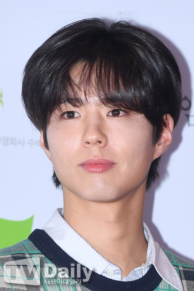 Actor Park Bo-gum is Enlisted in the County today (31st).Park Bo-gum is Enlisted to the Navy Education Command in Jinhae, Gyeongnam Province with 669 aircraft.After six weeks of basic training and a total of 20 months of service, he will be discharged at the end of April 2022.Park Bo-gum applied to the piano field (key disease) of the Navy Cultural Promotion Group in May, and received the final acceptance notice through practical and interview tests in early June.Concerned about the spread of COVID-19, Park Bo-gum decided to be closed to the public.Blossom Entertainment, a subsidiary company, said, When I enter, I will try to enter the hospital immediately without a short procedure such as Actor shaking his hand or bowing his head.I have recorded Park Bo-gums youth that I will miss for 20 months.Meanwhile, Park Bo-gum is about to broadcast the first TVN drama Youth Records, and has finished filming the films Seobok (director Lee Yong-ju) and Wonderland (director Kim Tae-yong).