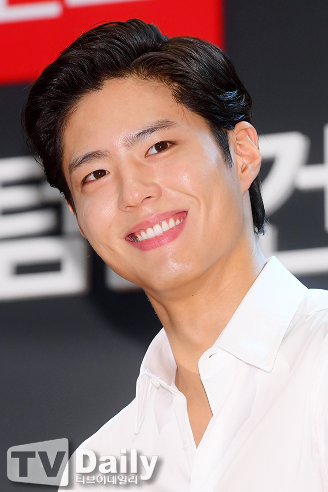 Actor Park Bo-gum is Enlisted in the County today (31st).Park Bo-gum is Enlisted to the Navy Education Command in Jinhae, Gyeongnam Province with 669 aircraft.After six weeks of basic training and a total of 20 months of service, he will be discharged at the end of April 2022.Park Bo-gum applied to the piano field (key disease) of the Navy Cultural Promotion Group in May, and received the final acceptance notice through practical and interview tests in early June.Concerned about the spread of COVID-19, Park Bo-gum decided to be closed to the public.Blossom Entertainment, a subsidiary company, said, When I enter, I will try to enter the hospital immediately without a short procedure such as Actor shaking his hand or bowing his head.I have recorded Park Bo-gums youth that I will miss for 20 months.Meanwhile, Park Bo-gum is about to broadcast the first TVN drama Youth Records, and has finished filming the films Seobok (director Lee Yong-ju) and Wonderland (director Kim Tae-yong).