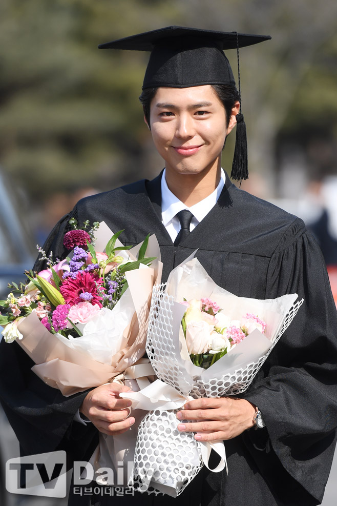 Actor Park Bo-gum is Enlisted in the County today (31st).Park Bo-gum is Enlisted to the Navy Education Command in Jinhae, Gyeongnam Province with 669 aircraft.After six weeks of basic training and a total of 20 months of service, he will be discharged at the end of April 2022.Park Bo-gum applied to the piano field (key disease) of the Navy Cultural Promotion Group in May, and received the final acceptance notice through practical and interview tests in early June.Concerned about the spread of COVID-19, Park Bo-gum decided to be closed to the public.Blossom Entertainment, a subsidiary company, said, When I enter, I will try to enter the hospital immediately without a short procedure such as Actor shaking his hand or bowing his head.I have recorded Park Bo-gums youth that I will miss for 20 months.Meanwhile, Park Bo-gum is about to broadcast the first TVN drama Youth Records, and has finished filming the films Seobok (director Lee Yong-ju) and Wonderland (director Kim Tae-yong).
