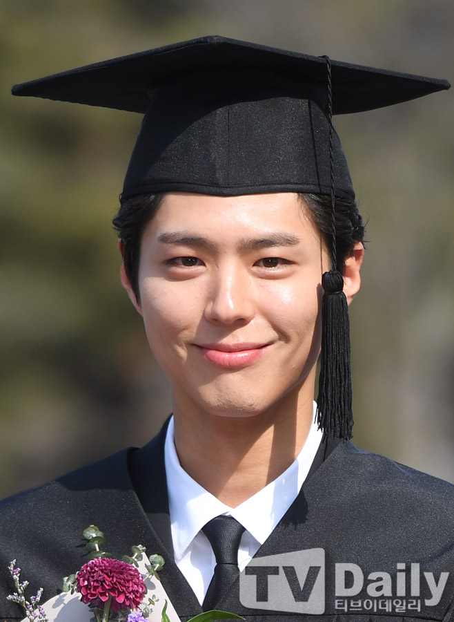 Actor Park Bo-gum is Enlisted in the County today (31st).Park Bo-gum is Enlisted to the Navy Education Command in Jinhae, Gyeongnam Province with 669 aircraft.After six weeks of basic training and a total of 20 months of service, he will be discharged at the end of April 2022.Park Bo-gum applied to the piano field (key disease) of the Navy Cultural Promotion Group in May, and received the final acceptance notice through practical and interview tests in early June.Concerned about the spread of COVID-19, Park Bo-gum decided to be closed to the public.Blossom Entertainment, a subsidiary company, said, When I enter, I will try to enter the hospital immediately without a short procedure such as Actor shaking his hand or bowing his head.I have recorded Park Bo-gums youth that I will miss for 20 months.Meanwhile, Park Bo-gum is about to broadcast the first TVN drama Youth Records, and has finished filming the films Seobok (director Lee Yong-ju) and Wonderland (director Kim Tae-yong).