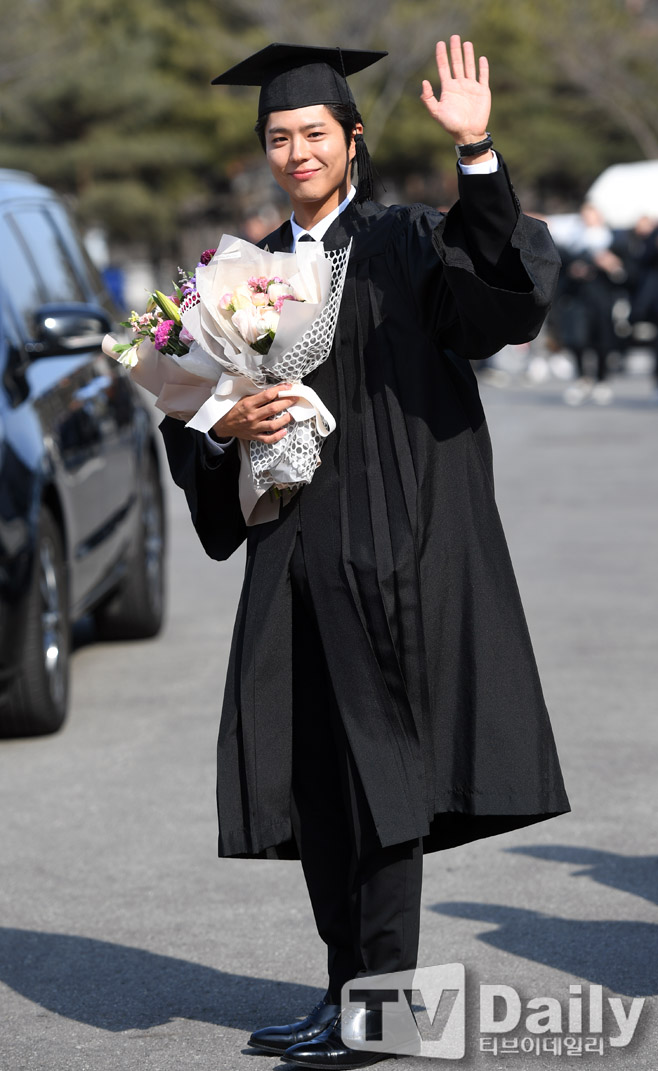 Actor Park Bo-gum is Enlisted in the County today (31st).Park Bo-gum is Enlisted to the Navy Education Command in Jinhae, Gyeongnam Province with 669 aircraft.After six weeks of basic training and a total of 20 months of service, he will be discharged at the end of April 2022.Park Bo-gum applied to the piano field (key disease) of the Navy Cultural Promotion Group in May, and received the final acceptance notice through practical and interview tests in early June.Concerned about the spread of COVID-19, Park Bo-gum decided to be closed to the public.Blossom Entertainment, a subsidiary company, said, When I enter, I will try to enter the hospital immediately without a short procedure such as Actor shaking his hand or bowing his head.I have recorded Park Bo-gums youth that I will miss for 20 months.Meanwhile, Park Bo-gum is about to broadcast the first TVN drama Youth Records, and has finished filming the films Seobok (director Lee Yong-ju) and Wonderland (director Kim Tae-yong).