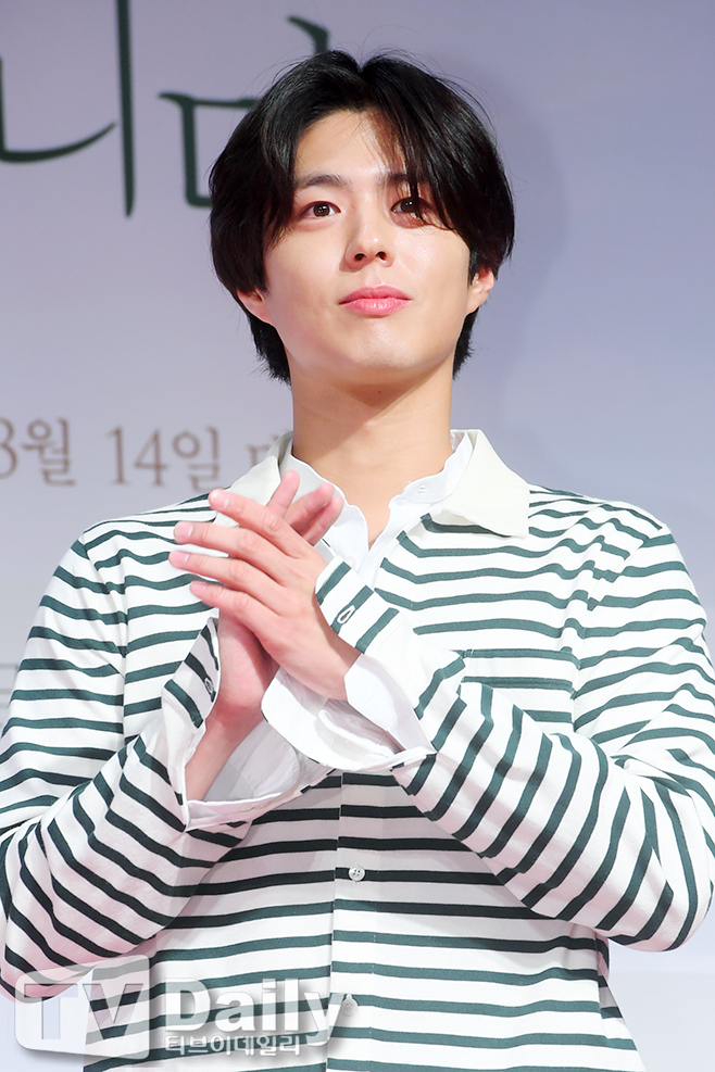 Actor Park Bo-gum is Enlisted in the County today (31st).Park Bo-gum is Enlisted to the Navy Education Command in Jinhae, Gyeongnam Province with 669 aircraft.After six weeks of basic training and a total of 20 months of service, he will be discharged at the end of April 2022.Park Bo-gum applied to the piano field (key disease) of the Navy Cultural Promotion Group in May, and received the final acceptance notice through practical and interview tests in early June.Concerned about the spread of COVID-19, Park Bo-gum decided to be closed to the public.Blossom Entertainment, a subsidiary company, said, When I enter, I will try to enter the hospital immediately without a short procedure such as Actor shaking his hand or bowing his head.I have recorded Park Bo-gums youth that I will miss for 20 months.Meanwhile, Park Bo-gum is about to broadcast the first TVN drama Youth Records, and has finished filming the films Seobok (director Lee Yong-ju) and Wonderland (director Kim Tae-yong).