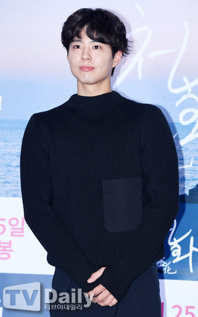 Actor Park Bo-gum is Enlisted in the County today (31st).Park Bo-gum is Enlisted to the Navy Education Command in Jinhae, Gyeongnam Province with 669 aircraft.After six weeks of basic training and a total of 20 months of service, he will be discharged at the end of April 2022.Park Bo-gum applied to the piano field (key disease) of the Navy Cultural Promotion Group in May, and received the final acceptance notice through practical and interview tests in early June.Concerned about the spread of COVID-19, Park Bo-gum decided to be closed to the public.Blossom Entertainment, a subsidiary company, said, When I enter, I will try to enter the hospital immediately without a short procedure such as Actor shaking his hand or bowing his head.I have recorded Park Bo-gums youth that I will miss for 20 months.Meanwhile, Park Bo-gum is about to broadcast the first TVN drama Youth Records, and has finished filming the films Seobok (director Lee Yong-ju) and Wonderland (director Kim Tae-yong).