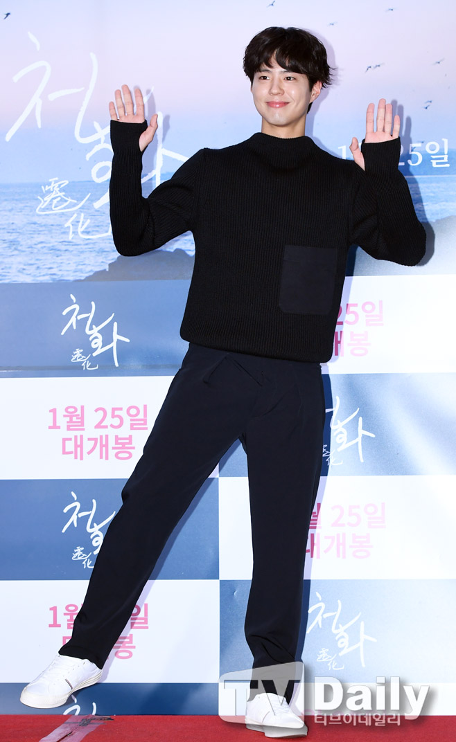 Actor Park Bo-gum is Enlisted in the County today (31st).Park Bo-gum is Enlisted to the Navy Education Command in Jinhae, Gyeongnam Province with 669 aircraft.After six weeks of basic training and a total of 20 months of service, he will be discharged at the end of April 2022.Park Bo-gum applied to the piano field (key disease) of the Navy Cultural Promotion Group in May, and received the final acceptance notice through practical and interview tests in early June.Concerned about the spread of COVID-19, Park Bo-gum decided to be closed to the public.Blossom Entertainment, a subsidiary company, said, When I enter, I will try to enter the hospital immediately without a short procedure such as Actor shaking his hand or bowing his head.I have recorded Park Bo-gums youth that I will miss for 20 months.Meanwhile, Park Bo-gum is about to broadcast the first TVN drama Youth Records, and has finished filming the films Seobok (director Lee Yong-ju) and Wonderland (director Kim Tae-yong).