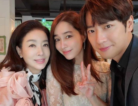 Elegance plus goodwill.Celebratory photo taken with Kim Bo-yeon and Lee Sang-yeob, who are appearing on Actor Lee Min-jung I went oncePosted, Eye-catching collected.Lee Min-jung posted a picture on his 30th day with his article Beautiful Kim Bo-yeon Sam and Nagyu through his instagram.In the photo, Lee Min-jung is taking a friendly pose with Kim Bo-yeon and Lee Sang-yeob who are appearing in the drama together.Lee Min-jung, who boasts a pure doll beauty, as well as Kim Bo-yeons aura, which boasts elegant beauty, collects Eye-catching.Lee Sang-yeob reveals Hunnams charm and completes the visuals of the Snowho River; the affectionate appearance of the three Actors gives a glimpse of the warm-hearted set atmosphere.On the other hand, Lee Min-jung is meeting viewers as Song Na Hee in KBS2 weekend drama I went once.