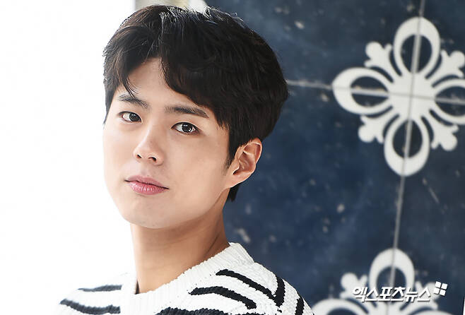 Actor Park Bo-gum leaves fans for a moment to fulfill Korea Militarys dutiesPark Bo-gum will enter the Navy Basic Military Education Team of Navy Education Command in Jinhae-gu, Changwon-si, Gyeongsangnam-do on the 31st.After six weeks of basic training, he will continue his military service as a Navy cultural publicist.The detailed Enlisted Place, Time is Private; a plan to quietly enter without special procedures.It is time for social distance due to COVID-19 and consideration for the health of all, said Blossom Entertainment, a subsidiary of the agency. I would like you to refrain from visiting the site and give support and encouragement for Actor.Park Bo-gum fans came down to Jinhae and were staying at hotels and motels ahead of the Enlisted of Park Bo-gum.This was a happening due to concerns about COVID-19, although actual Park Bo-gum fans stayed in Jinhae and ITZY did not.Park Bo-gum left to fulfill the duties of the Korea Military, but three works are on standby.The movie Seobok and Wonderland have been filmed, and TVN New Moon TV drama Youth Record is scheduled to be broadcast on September 7th.It is expected to show fever in the blank period.On the other hand, Park Bo-gum debuted in 2011 with the movie Blind and received a lot of love by appearing in the drama Chinatown, drama Respond 1988 and Gurmigreen Moonlight.Photo = DB