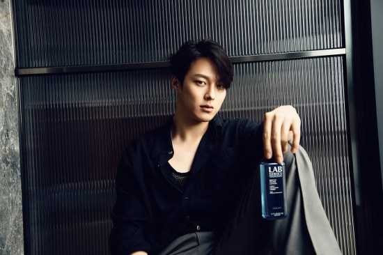 Actor Jang Ki-yong has become the new face of a mens professional skincare Brand.On the 31st, the LAB SERIES released a picture of the deadly charm of Jang Ki-yong, and announced the fact.The image of Jang Ki-yong, who constantly challenges new roles and pursues an active lifestyle, is well suited to the concept of rap series that is constantly innovating, said a Rap Series official.The long-term use in the public picture overwhelmed the atmosphere with intense but soft eyes, and his moist skin and healthy sexy combined to enhance the perfection of the picture.More pictures of Jang Ki-yong with the rap series can be found in the October issue of the mens fashion lifestyle magazine Esquire.Photo: The Lab Series