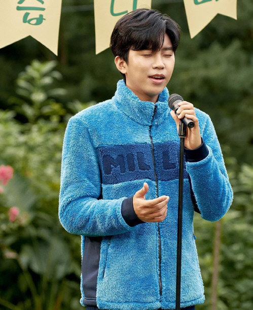 On the 1st, Outdoor Research brand Miele released AD behind-the-cut with Lim Young-woong.On August 4, Miele selected Lim Young-woong as an AD model, saying, Lim Young-woong, an image of Inspector George Gently, is a singer who is loved from middle-aged to younger generations.His awareness will help the brand. Lim Young-woong in the photo stands in front of the microphone wearing the blue Big Logo Jacket, the representative product of the Miele 2020 FW season hero series.Lim Young-woong was reported to have sang with gratitude for his mother who kept his side until he grew up as a singer and fans who cheered on this AD shooting scene.Loved for his usual sophisticated and inspector George Gently image, he has neatly digested the Outdoor Research brand and boasted a warm charm.Lim Young-woong was good at closely monitoring his appearance and working on filming in a bright way, said a Miele official.Meanwhile, Miele 2020 FW season AD with Lim Young-woong can be found on Mieles official YouTube channel on the 10th.