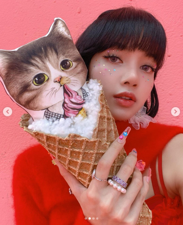 Lisa posted several photos on Instagram on the 1st.The photo shows Lisa posing in front of a pink wall and emitting charisma with intense eyes.BLACKPINK agency YG Entertainment posted Ice Cream dance performance video teaser on blog and BLACKPINK Instagram on the 1st.The entire choreography of Ice Cream, which was not seen in the music video, can only be found in the dance performance video released on the 2nd through Zeppeto.