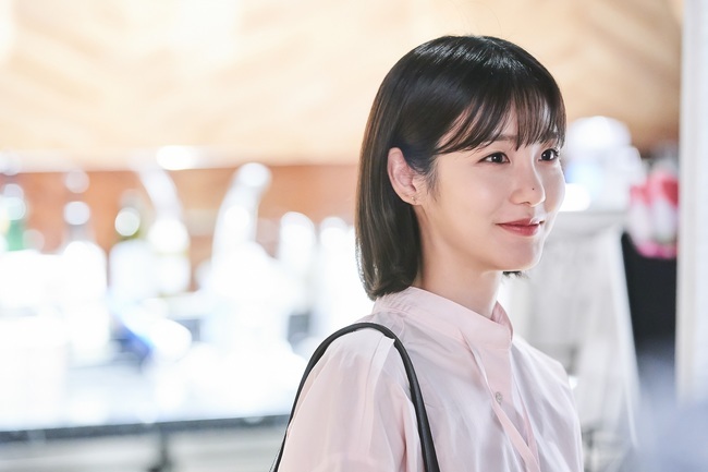 Hot and sweet youth romance comes.JTBCs new gilt drama The Number of Cases (directed by Choi Sung-beom, playwright Cho Seung-hee, and produced by JTBC Studio and content) will be broadcast first in September on the 1st, and Shin Ye-euns still cut immersed in the One-sided love curse called the UEFA Champions League rapper Kyung Woo-yeon was released.The number of cases depicts the real youth romance of two men and women who love each other one-sided over 10 years.The number of women who have hidden their hearts at the end of a long one-sided love, a man who realizes their hearts and reveals their hearts, and a lover in a friend causes a thrill.The combination of Ong Sung-woo, Shin Ye-eun, Kim Dong-jun, Pyo Hoon, Ahn Eun-jin, Choi Chan-ho and Baek Soo-min, who will draw a variety of youth stories, are attracting the hot interest of drama fans.Among them, Shin Ye-euns healing visuals that are divided into the series catch the eye at once. Lovely and refreshing Smile brightens the hearts of viewers.The sparkling eyes change deeply and delicately when you lift the book.When making the UEFA Champions League Rapid with his own phrase, Yeon is immersed in a page of the novel and observes the surrounding scenery carefully.The following photo also shows the appearance of the case of the complete immersion in the call UEFA Champions League.I am looking forward to the birth of a more honest Loco Fairy than anyone else, who will show what he will look like in front of love, concentrating on his favorite things.Shin Ye-eun plays the Yon-Galmot (who does not know love) Cal UEFA Champions Leaguerapper Gyeong-yeon, which is cursed by One-sided love.In the case of a case, he is a person who is so proud that he will beat his well-known job and become a call UEFA Champions League rapper.The wall of reality is too high for living with only what you like, but in the case of a case, you have to push your life with your own self-control, so you feel like you like someone.He has been stuck in his first love Lee Soo (Woo Sung-woo) and has not been able to leave for 10 years.Lee Soo, who appeared in front of the Yeon, seemed to be unable to love anyone.Here, the white horse prince, On Jun-su (Kim Dong-jun), appears, and the heart of the case begins to shake.Park Su-in