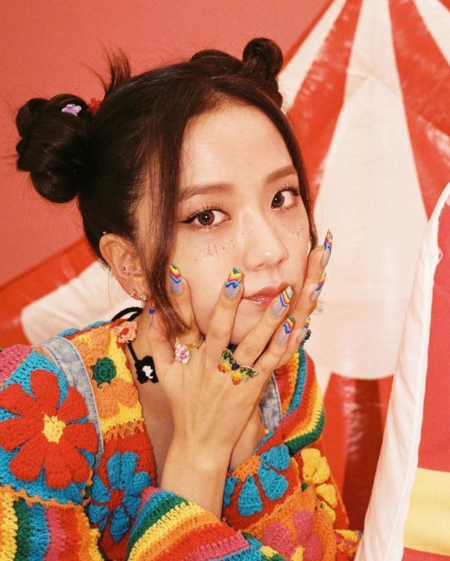 BLACKPINK member JiSoo showed off her lovely beauty.JiSoo posted several photos on his instagram on September 1, along with an article entitled Blink wants to see.In the open photo, she shows off her cute charm by making freckle makeup on her cute sheeps hair. She is attracting attention with colorful rainbow costumes and colorful nail art.BLACKPINK is active as a new song, Ice Cream.