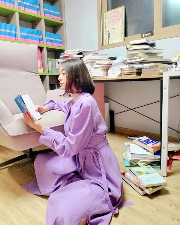 Hyelim, from Wonder Girls, boasted 100 books from her husband, Shin Min-chul, the Gift.Hyelim wrote on his Instagram on January 1, I got 100 books on my birthday.  Thanks I posted a photo with the words I got hundred books for my birthday #bestgiftever thank you my love.In the photo, Hyeolim leans into a chair and reads a book.  Hyeolims side, as well as the desk behind it, have a number of books.  Shin Min-chul seems to have done a special The Gift for Hyelim, who is known as the usual reading enthusiast.  Hyelims sight of reading is as beautiful as a princess in the woods.Meanwhile, Hyelim and Taekwondo player Shin Min-chul are enjoying a happy honeymoon, having recently married.  Hyelim is active as a writer, publishing an essay last month titled Im Still Swimming.Photos| Hyelim SNS