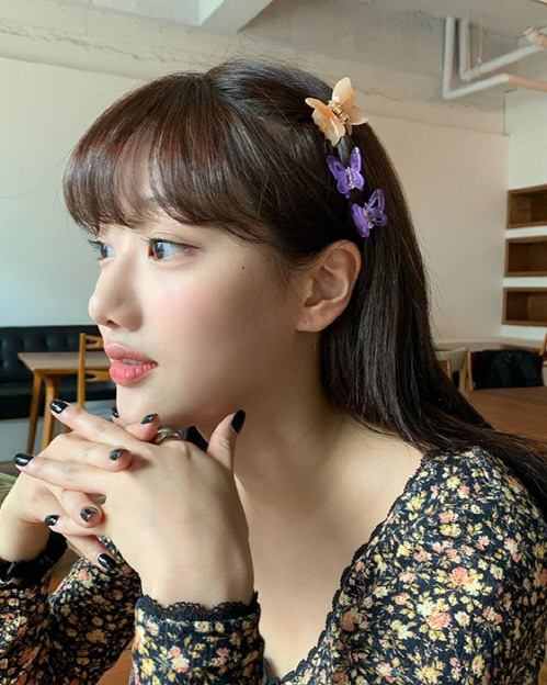 Lee Na-eun posted several photos on his instagram with Butterfly-shaped emoticons on the 1st.In the photo, Na-eun smiles with a Butterfly-shaped hairpin, which is a fairy in the forest with a nice beauty and a Butterfly pin and floral clothes.The unique black manicure on the nails also attracts attention.Meanwhile, Lee Na-eun is appearing on channel Olive Get It Beauty 2020, and his group April released his special album Hello Summer in July.