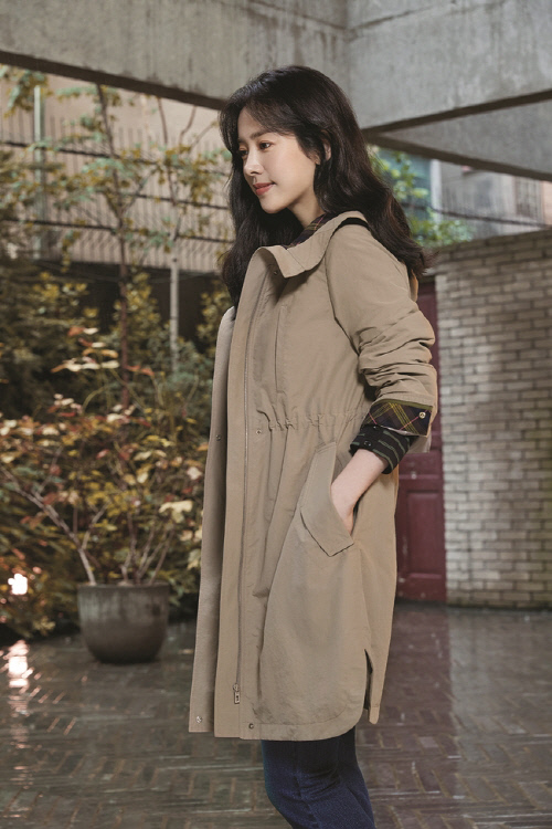 Actor Han Ji-min released an autumn picture with Olivia to back on the 2nd.This automn picture is based on This is the moment, which is a time for rest and recovery and a gift-like moment.It means that you are looking for your true beauty in the present.Han Ji-min led a relaxed atmosphere with his unique warm and soft charm throughout the shoot.According to each style, natural expressions and poses were proposed first, and the picture was improved.