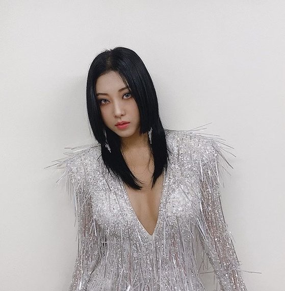 Jang Seung-yeon, a member of the Group CLC (CEL), revealed his current status ahead of his comeback.Jang Seung-yeon posted two photos on his SNS with the article GOOD yeh ~ on the 2nd.Jang Seung-yeon in the open photo is stylized in bold yet colorful silver costumes. Charismatic eyes and fascinating visuals catch the eye.The fans who responded to the photos responded such as Return to Queen, OMG and I will expect activity.Meanwhile, the Group CLC (CEL) to which Jang Seung-yeon belongs will release and return to the new single HELICOPTER at 6 p.m. today (on the 2nd).