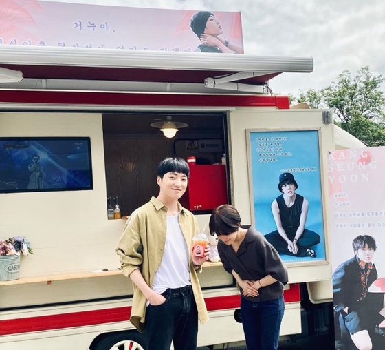 ..Hoon Hoon Boy BeautyGroup Winner Kang Seung-young has released the latest news during the drama Kairos shooting.Kang Seung-yoon posted several photos on his SNS on September 1, along with an article entitled Thank you!! Kairos Lim Gun-wook (Mr. Han Ae-ri says thank you).The photo was released on the MBC new drama Kairos film Coffee or Tea Celebratory photo. Kang Seung-yoon shows off his Boymi with cute rip-off hair and a warm smile.It also included Lee Se-young, who is greeting his navel next to Kang Seung-young.MBCs new drama Kairos is a time-crossing fantasy thriller in which a future man, Seo Jin (Shin Sung-rok), who has to regain his kidnapped young daughter, and Ari (Lee Se-young), a woman of the past who has to save her lost mother, struggle cross time for her loved one.Kang Seung-young will play Aries friend Gun-wook in the play and will work with Shin Sung-rok, Lee Se-young, An Bo-hyeon and Nam Kyu-ri.