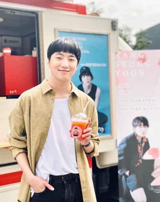 ..Hoon Hoon Boy BeautyGroup Winner Kang Seung-young has released the latest news during the drama Kairos shooting.Kang Seung-yoon posted several photos on his SNS on September 1, along with an article entitled Thank you!! Kairos Lim Gun-wook (Mr. Han Ae-ri says thank you).The photo was released on the MBC new drama Kairos film Coffee or Tea Celebratory photo. Kang Seung-yoon shows off his Boymi with cute rip-off hair and a warm smile.It also included Lee Se-young, who is greeting his navel next to Kang Seung-young.MBCs new drama Kairos is a time-crossing fantasy thriller in which a future man, Seo Jin (Shin Sung-rok), who has to regain his kidnapped young daughter, and Ari (Lee Se-young), a woman of the past who has to save her lost mother, struggle cross time for her loved one.Kang Seung-young will play Aries friend Gun-wook in the play and will work with Shin Sung-rok, Lee Se-young, An Bo-hyeon and Nam Kyu-ri.