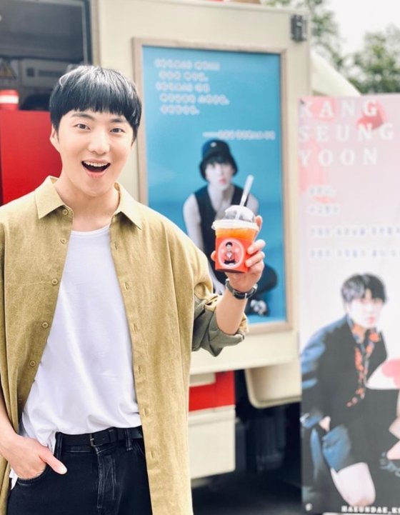 ..Hoon Hoon Boy BeautyGroup Winner Kang Seung-young has released the latest news during the drama Kairos shooting.Kang Seung-yoon posted several photos on his SNS on September 1, along with an article entitled Thank you!! Kairos Lim Gun-wook (Mr. Han Ae-ri says thank you).The photo was released on the MBC new drama Kairos film Coffee or Tea Celebratory photo. Kang Seung-yoon shows off his Boymi with cute rip-off hair and a warm smile.It also included Lee Se-young, who is greeting his navel next to Kang Seung-young.MBCs new drama Kairos is a time-crossing fantasy thriller in which a future man, Seo Jin (Shin Sung-rok), who has to regain his kidnapped young daughter, and Ari (Lee Se-young), a woman of the past who has to save her lost mother, struggle cross time for her loved one.Kang Seung-young will play Aries friend Gun-wook in the play and will work with Shin Sung-rok, Lee Se-young, An Bo-hyeon and Nam Kyu-ri.