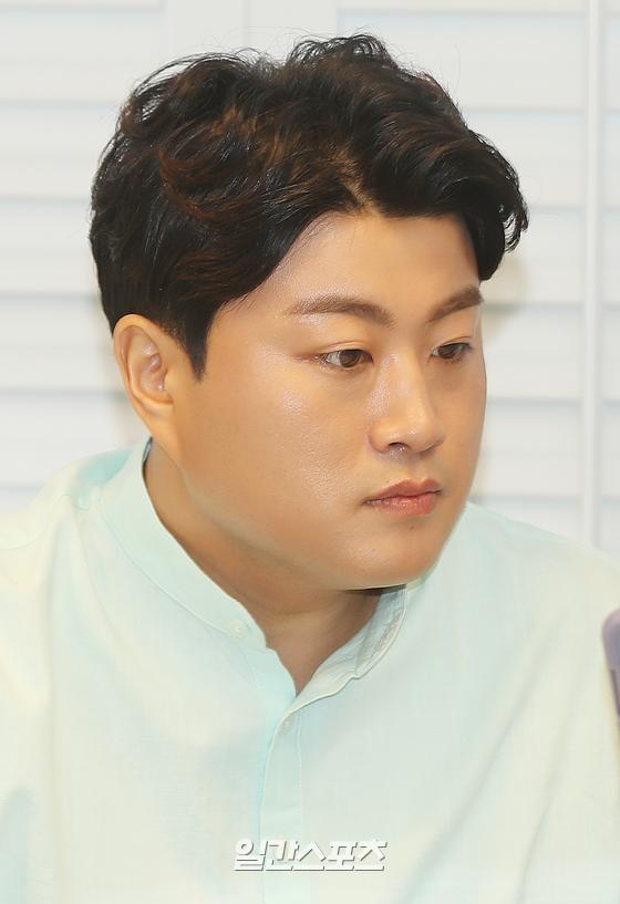 Singer Kim Ho-joong unveiled the scene of a fermented beverage commercial at a studios in Seoul Nonhyun-dong on the afternoon of the afternoon.09. 02.[Photo] Kim Ho-joong, as softly and intensely