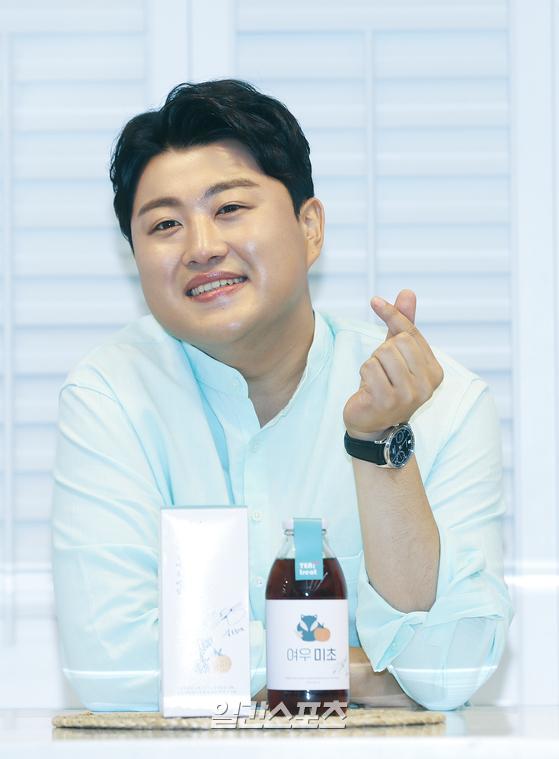 Singer Kim Ho-joong unveiled the scene of a fermented beverage commercial at a studios in Seoul Nonhyun-dong on the afternoon of the afternoon.09. 02.[Photo] Kim Ho-joong Smile-Fulled Advertising Shooting Site