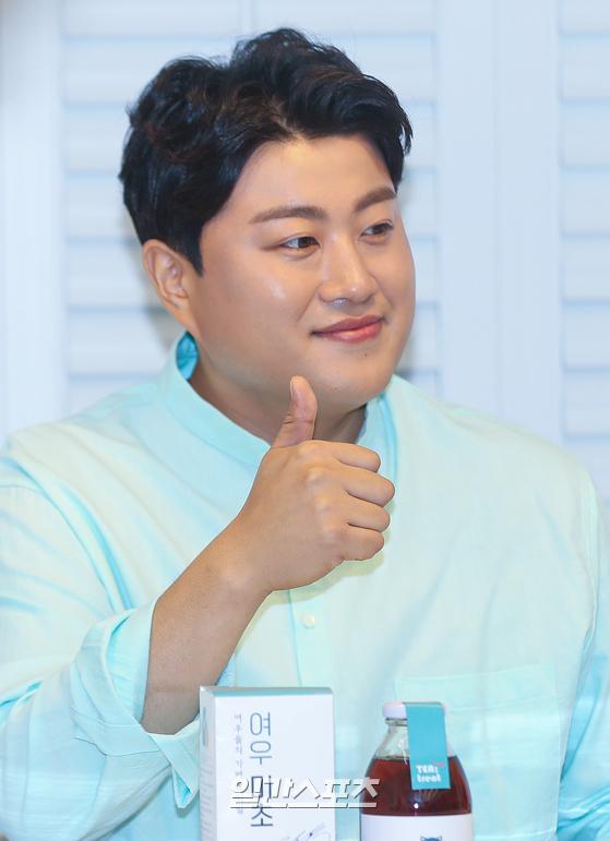 Singer Kim Ho-joong unveiled the scene of a fermented beverage commercial at a studios in Seoul Nonhyun-dong on the afternoon of the afternoon.09. 02.[Photo] Kim Ho-joong, a lively thumbsuck!