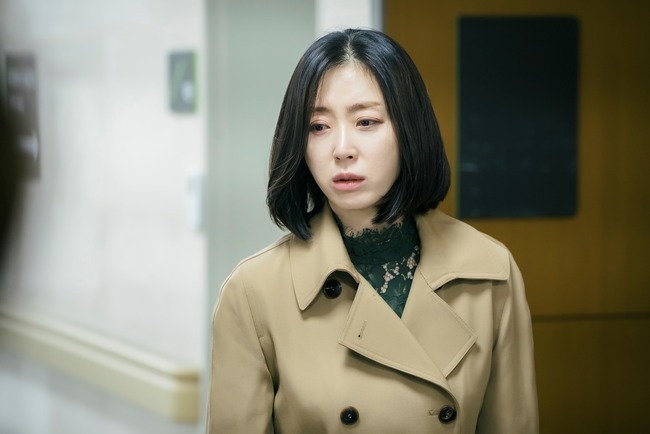 Elegant friends are looking for a last-minute Reversal story that can not be predicted.JTBC gilt drama Elegant Friends (directed by Song Hyun-wook and Park So-yeon, the plays Park Hyo-yeon and Kim Kyung-sun, production studio & New and J C & An) have left only two times to the end.Elegant friends continued their exciting development every time, digging into the mystery surrounding the murder of Mount Jugang (Lee Tae-hwan).Ahn Jung-chul (Yoo Jun-sang) and Nam Jeong-hae (Song Yoon-ah) faced misfortune again in an unexpected accident of their son.Jung Jae-hoon (Bae Soo-bin) also began to shake in the heart of the two people who collapsed.Jung Jae-hoon also admitted to the murder and revealed that he concealed evidence in the secret room.However, the decisive evidence from the trophy used as a crime tool to the cannon phone handed to Jugangsan disappeared without trace, causing everyone to be confused.Here, Baek Hae-sook (Han Da-gam) was caught on CCTV and doubled his curiosity as he pulled out the trunk of the question in his house.Elegant Friends dynamically depicted a mysterious event that coincides with the past and the present, based on the realistic daily life of middle-aged friends and couples including Angungcheol.In the second half of the drama, Jung Jae-hoons Reversal story, and the emotions of the characters who are changing in the cracks of the relationship, became entangled and heightened the tension.The presence of Yo Jun-sang and Song Yoon-a, who once again proved the class of Belief Bobae, was overwhelming.The couple, who hid the secret behind the perfection, and the two men who divided into the Namjeonghae, played a role in the narrative and emotional lines of each character.From the face of the Wannabe couple, which everyone envys, to the catastrophe of divorce, it led to the immersion of the drama by releasing the changing inner side with delicate smoke.The passion of the two actors is felt even in the unreleased still cut released on the day.Angungcheol, who dreams of happiness only without knowing the unfortunate coming, and the warm smile and friendly eye contact of Namjeonghae captures the attention.It also contains moments when you are immersed in acting with high concentration.Ahn Jung-cheol, who is blinded by his son who has lost consciousness due to an accident of injustice, and Nam Jung-hae, who suffers from late regret and anxiety, give a good feeling again.Now, the investigation into the murder of Mount Jugang has shifted to pursuing evidence, not the real criminal, who has concealed the evidence of Jung Jae-hoon again for some reason.After the life of middle-aged friends who are at the threshold of truth, attention is focused on what story will unfold in the Reversal story.Yoo Jun-sang and Song Yoon-a delivered their last greetings ahead of the final meeting.Yo Jun-sang said, I am grateful to the staff and actors who have suffered together, along with his impression that it was a chance to think about relationship with friends and people.Song Yoon-ah also added, I would like to thank all those who have watched elegant friends in the meantime, along with the point of observation that Jeonghae and friends should be able to meet peaceful daily life again.kim myeong-mi