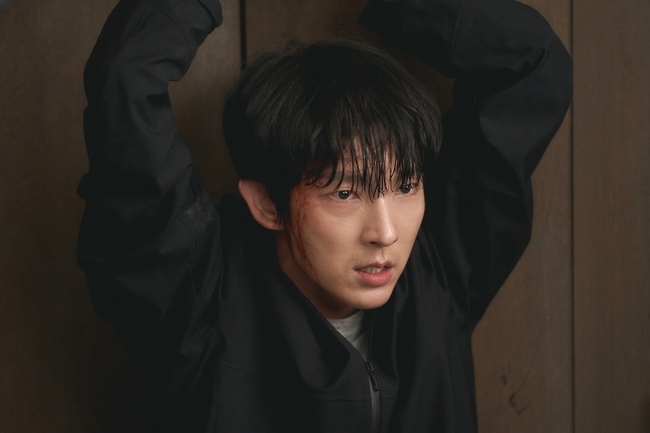 In the Flower of Evil, Lee Jun Ki is in danger of losing his life again.In the 11th episode of the TVN tree drama The Flower of Evil (directed by Kim Cheol-gyu/playplayplay by Yoo Jung-hee/production studio Dragon, Monster Union), which airs at 10:50 p.m. on September 2, Do Hyun-soo (Lee Jun-ki) sets up a dangerous confrontation with Yeom Sang-cheol (played by Kim Ki-moo) to reveal the Accomplice of the serial murder case.In the photo released on the day, tension is heightened as the figure of Do Hyun-soo, stained with blood and sweat, is captured.He is forcibly kneeling in front of Yeom Sang-cheol of a human trafficking organization that connected victims to his father and Accomplice in the past.Do Hyun-soo has decided to exchange photos and names of Accomplice with Yeom Sang-cheol and the kidnapping victim for 100 million, and plans to share transaction information with detectives including Cha JiWon and plan to destroy this terrible organization.However, as the hand is tied up and the hand is not able to get stuck, and the figure of the person who is making a bad smile in front of it is prepared, an extraordinary crisis is predicted.Do Hyun-soos secret plan, which took his life, stimulates curiosity whether there was a leak or another black film in it.Do Hyun-soo is waiting for viewers to see if she can keep her promise with Cha JiWon (Moon Chae-won), who said, Please dont get hurt, and return to her safely and face the truth again.The event is a catalyst today, and Do Hyun-soos Feeling, which I havent seen before, is going to burst out, said the production team of the Flower of Evil.Watch what choice Do Hyun-soo and Cha JiWon will make in front of the truth that could ruin life, he said.Tomorrow (the 3rd) special broadcasts are also prepared with a good composition to look back on the story of the past, so I hope you will be especially looking forward to this weeks broadcast, he added.Meanwhile, the 11th episode of The Flower of Evil will air at 10:50 p.m. on the same day, and the 3rd will be replaced by a special broadcast