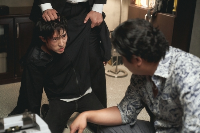 In the Flower of Evil, Lee Jun Ki is in danger of losing his life again.In the 11th episode of the TVN tree drama The Flower of Evil (directed by Kim Cheol-gyu/playplayplay by Yoo Jung-hee/production studio Dragon, Monster Union), which airs at 10:50 p.m. on September 2, Do Hyun-soo (Lee Jun-ki) sets up a dangerous confrontation with Yeom Sang-cheol (played by Kim Ki-moo) to reveal the Accomplice of the serial murder case.In the photo released on the day, tension is heightened as the figure of Do Hyun-soo, stained with blood and sweat, is captured.He is forcibly kneeling in front of Yeom Sang-cheol of a human trafficking organization that connected victims to his father and Accomplice in the past.Do Hyun-soo has decided to exchange photos and names of Accomplice with Yeom Sang-cheol and the kidnapping victim for 100 million, and plans to share transaction information with detectives including Cha JiWon and plan to destroy this terrible organization.However, as the hand is tied up and the hand is not able to get stuck, and the figure of the person who is making a bad smile in front of it is prepared, an extraordinary crisis is predicted.Do Hyun-soos secret plan, which took his life, stimulates curiosity whether there was a leak or another black film in it.Do Hyun-soo is waiting for viewers to see if she can keep her promise with Cha JiWon (Moon Chae-won), who said, Please dont get hurt, and return to her safely and face the truth again.The event is a catalyst today, and Do Hyun-soos Feeling, which I havent seen before, is going to burst out, said the production team of the Flower of Evil.Watch what choice Do Hyun-soo and Cha JiWon will make in front of the truth that could ruin life, he said.Tomorrow (the 3rd) special broadcasts are also prepared with a good composition to look back on the story of the past, so I hope you will be especially looking forward to this weeks broadcast, he added.Meanwhile, the 11th episode of The Flower of Evil will air at 10:50 p.m. on the same day, and the 3rd will be replaced by a special broadcast