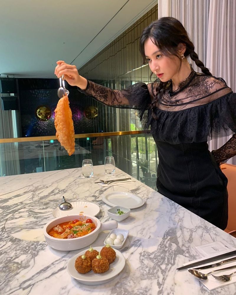 Kwon Yuri, a member of the girl group Girls Generation, boasted a provocative visual.On September 2, Kwon Yuri posted a picture on his instagram with an article entitled Dundu .. Ill have you.In the photo, Kwon Yuri is staring at the camera with a charismatic eye with a large dumpling.Bill Viola smaller than dumplings: Face size just before The Passing draws attentionTo the West or