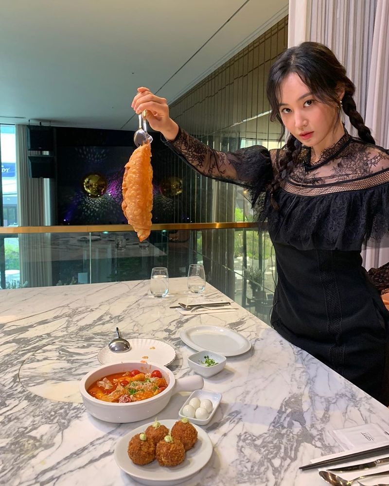Kwon Yuri, a member of the girl group Girls Generation, boasted a provocative visual.On September 2, Kwon Yuri posted a picture on his instagram with an article entitled Dundu .. Ill have you.In the photo, Kwon Yuri is staring at the camera with a charismatic eye with a large dumpling.Bill Viola smaller than dumplings: Face size just before The Passing draws attentionTo the West or