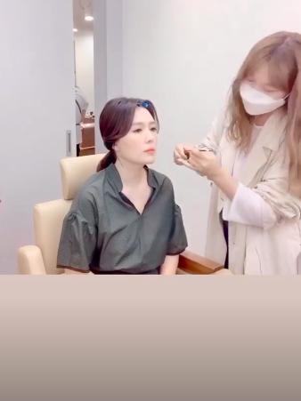 Actor Ha Hee-ra reveals the makeup of the person and focuses attention on the followers.Ha Hee-ra posted a video on his SNS story on the afternoon of the afternoon and expressed his affection for the makeup artist.The video she posted shows Ha Hee-ra, who is receiving a full-make-up in a small room in the shop.On the day, Ha Hee-ra emphasized her sweetness in a khaki blouse.Although it has been helped by photo applications, visuals that look younger than their age attract attention.Ha Hee-ra meets viewers through the TVN monthly drama Youth Record (playplay by Ha Myung-hee, directed by Ahn Gil-ho), which will be broadcast on the 7th of this month.She will play the mother of Sa Hye-joon (Park Bo-gum) in the drama and will be in debt with Actor Park Bo-gum and Family Chemistry./ha hee-ra SNS