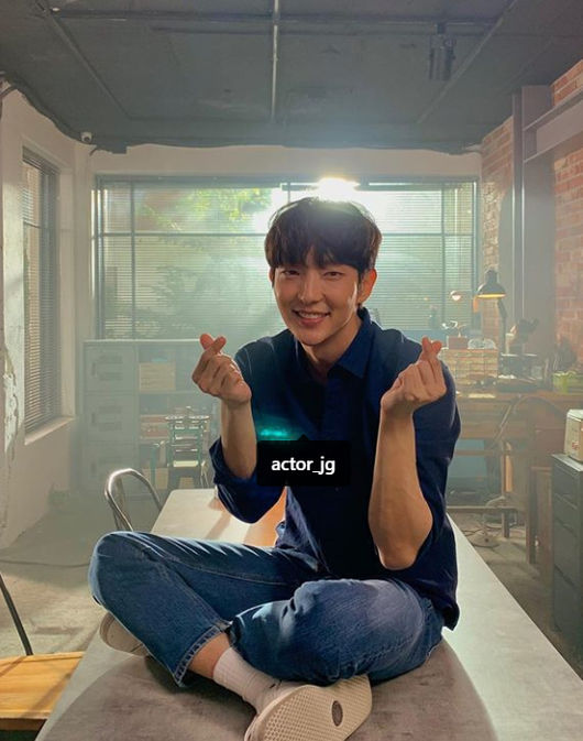 Actor Lee Jun Ki encouraged Flower of Evil Should catch the premiere to make fans smile.On the second day, Lee Jun Kis agency, Tree Actors Entertainment official SNS, The flower of evil I want to see quickly, Jun Ki Actor Heart barely endured with the article post.Lee Jun Ki is smiling brightly with a finger heart in the public photo.Unlike the charismatic appearance in the drama, the world is smiling with a friendly smile that reveals bruises in everyday life, making fans once again.On the other hand, in the 11th episode of the cable channel tvN drama The Flower of Evil (playplayplay by Yoo Jung-hee and director Kim Cheol-gyu), which is broadcasted at 10:50 p.m. on the 2nd, Do Hyun-soo (Lee Jun-ki) is already making tensions because he knows that he will set a dangerous confrontation angle with Yeom Sang-cheol (Kim Ki-moo) to reveal the accomplice of the serial murder case in performing.[Photo] Lee Jun Kis agency official SNS