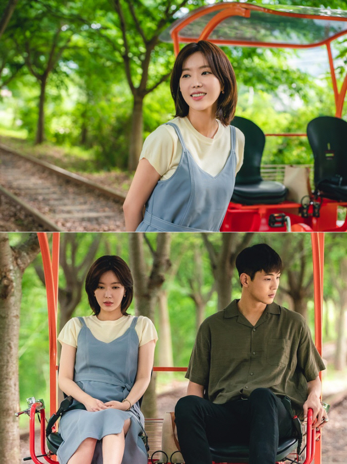 MBC When I Was Most Beautiful Im Soo-hyang and JiSoos rail bike first date was captured.MBC tree mini series When I Was Most Beautiful (directed by Oh Kyung-hoon, Song Yeon-hwa/playplayplayed by Cho Hyun-kyung/Produced by May Queen Pictures, Lamon Rain/hereinafter, Nae Ye) will reveal the date two shots of Im Soo-hyang (Oyeji Station) and JiSoo (Seo Hwan Station) before the 4th broadcast.I am a heartbreaking love story of a brother who wanted to protect a woman but went on a road that could not go and a woman who was trapped in an unknown fate.As the time goes by, the delicate performance of director Oh Kyung-hoon, who enhances the romance JiSoo, the hot performances of actors who are attached to the character, and the breathtaking triangular romance of the brother who loves a woman at the same time are being explosed and received the hot love of viewers.In the last three episodes, the triangular romance of Oh Ye-ji (Im Soo-hyang), Seo-hwan (JiSoo) and Seo-jin (Ha Seok-jin) deepened and kept his eyes from taking off.The nervous breakdown of the brother who was unfolding over Oyeji made a tension and heightened the immersion, especially Seo Hwans first love confession for Oyeji made me sad.In the meantime, Seojin approached Oyeji as his instinct led, and Oyeji was also attracted to the straight line of the intense and unstoppable Seojin, and foreshadowed the exciting relationship to be unfolded in the future.The public still captures the attention of the first date of Oyeji and Seohwan, who have been in a heart attack for a while.I confessed my unrequited love, saying, Do not hold anyone, but I was curious about why the two people went to Date because they refused firmly.However, unlike Date, which should be filled with pink excitement, the face of Oyeji and Seohwan is full of water.Especially, Seohwan is showing his feelings with sad eyes while turning his back on Oyeji, and it stimulates curiosity about what turning point the relationship between the two will be starting with this Date.In recent filming, Im Soo-hyang and JiSoo continued to shoot by immersing themselves in Oyeji and Seohwan characters.In particular, it is said that the deepened melodrama of the two people has raised the peak of JiSoo on the filming site, making the broadcast more expected for the 4th episode of My Yes.MBCs When I Was Most Beautiful production team said, Im Soo-hyang, JiSoo, and Ha Seok-jins triangular romance turn out on the night of September 2 (Wednesday). After the luck, the production team said, Please check with this broadcast what kind of huge backlash the choice of Im Soo-hyang will bring.The MBC tree mini series When I Was Most Beautiful will air on Wednesday, September 2 at 9:30 p.m.
