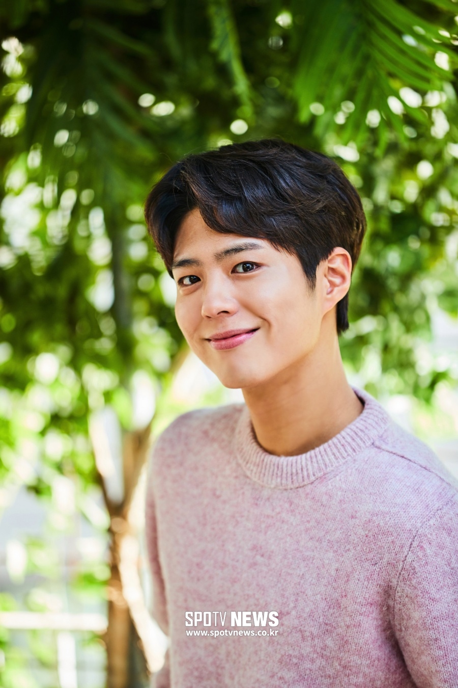 Actor Park Bo-gum warmed up the entertainment industry with Midam after Enlisted.Park Bo-gum sent a handwritten letter and cake Gift to each company he was working as a model ahead of Enlisted.Park Bo-gum, who was active as a variety of brand models such as beverages, clothing, and beds, prepared a handwritten letter and cake with gratitude when he stopped working with Navy Enlisted for a while.It is the back door that each Brand carefully checked the time to arrive well due to the different working forms such as home and circulation due to the new coronavirus infection (Corona 19).In his letter, he said: I was delighted to be able to be together as a model; thank you for making precious memories; I hope that the lives of the Brand family will always be full of love and blessings.Everyone is healthy. In addition, the cake was filled with the phrase I congratulate you.An AD official said, I have never seen such a delicate actor.It is a time to be cheered by Enlisted, but it is touching to return it like this. I worked together as a model and had a lot of good things, but I was impressed by the careful attention of Enlisted.I want to meet again with a model that has grown more after finishing my service healthy. This mid-tense of Park Bo-gum is not the first.In the past, he was working as a model for himself. He also sent letters and Gift to Brand, where the contract period ended, and was applauded with warm heart.Park Bo-gum, who has been a model for his usual volunteer activities, has been telling the story until after Enlisted and leaves the scent of Park Bo-gum in the entertainment industry.Park Bo-gum quietly Enlisted via the Naval Education Command in Jinhae-gu, Changwon, South Gyeongsang Province, on 31st of last month; he is trained as a recruit for six weeks and serves as a naval cultural and public relations officer.The whole area is April 2022.