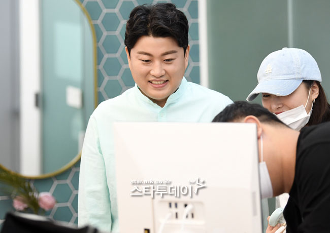 Singer Kim Ho-joong is rehearsing at the AD shooting scene of fermented beverages held at a studio in Nonhyeon-dong, Seoul on the afternoon of the afternoon.
