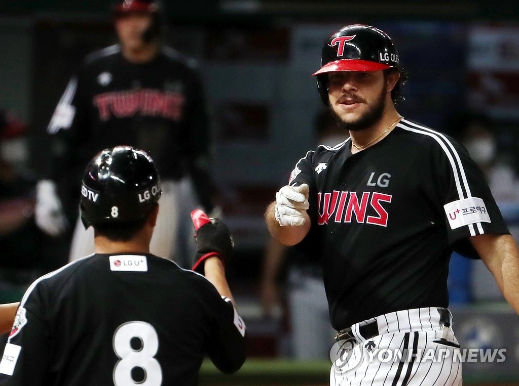 LG beat the SK Wyverns 13 - 5 on the 1st and increased the winning streak to 5.He keeps the third place in the second place by two games after chasing the second place Kiwoom Heroes by one game and the fourth place Doosan Bears by two games.For a while, LG failed to untangle the Team to go down (DTD): It went well and then fell down in one crisis and repeated its work of feeding.But this year it is definitely different: I have a back-up.According to the monthly rankings, LG started May with 16 wins and 7 losses, second overall.He fell to seventh place (12 wins, 13 losses) in June, then moved up to fifth place (11 wins, 1 draw, 12 losses) in July.In August, he finished with the best 16 wins, 1 draw and 8 losses among 10 clubs, making up for the loss in June and July, and building 16 more multipliers based on the winning rate of 500.If you go through the remaining 46 games as you are now, you can carry the expectation of the Korean series recapture for 26 years until the end of the season.The power that was not there last year, the contribution of the new face is significant.The presence of foreign giant Roberto Jordi Alba is absolute.Jordi Alba hit a three-run homer against SK on the 1st, and LG hit a 30-home run in 21 years since Lee Byung-kyu in 1999.If you hit one more, you will record the most home runs in a season with LG. It is a significant record that will be born in 30 years.Jordi Alba hit 10 home runs in August alone, leading LG to a rise.According to the ranking of victory contribution (WRA) against substitutes of statistics, Jordi Alba ranks 8th among all batters with 3.73.The big success of used rookie Hong Chang-gi, who filled LGs top hitter gap, is also indispensable.Hong Chang-gi hit .275 with three home runs and 21 RBIs to help improve his scoring ability.Hong Chang-gi, who made his debut in 2016 and played only 38 games until last year, has been recognized for his skills in 89 games, more than that double this year.The Hong Chang-gi WAR is also good at 2.49.Hong Chang-gi also hit .326 with two home runs in August, making him a stellar offense.Lee Min-ho, who has 4-2 with a 3.39 ERA in 12 games, is outstanding among pitchers.Although the recent two consecutive games have been five runs, the uptrend has been broken, but he is in the process of winning his first professional season with a five-star position.The WAR of Lee Min-ho is 1.60.Some players are below expectations, but LG is preparing for the final round of the season by building a more structured power thanks to New players who have won more than seven wins than substitutes like Jordi Alba, Hong Chang-gi and Lee Min-ho.