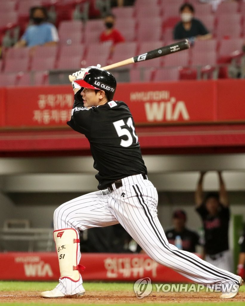 LG beat the SK Wyverns 13 - 5 on the 1st and increased the winning streak to 5.He keeps the third place in the second place by two games after chasing the second place Kiwoom Heroes by one game and the fourth place Doosan Bears by two games.For a while, LG failed to untangle the Team to go down (DTD): It went well and then fell down in one crisis and repeated its work of feeding.But this year it is definitely different: I have a back-up.According to the monthly rankings, LG started May with 16 wins and 7 losses, second overall.He fell to seventh place (12 wins, 13 losses) in June, then moved up to fifth place (11 wins, 1 draw, 12 losses) in July.In August, he finished with the best 16 wins, 1 draw and 8 losses among 10 clubs, making up for the loss in June and July, and building 16 more multipliers based on the winning rate of 500.If you go through the remaining 46 games as you are now, you can carry the expectation of the Korean series recapture for 26 years until the end of the season.The power that was not there last year, the contribution of the new face is significant.The presence of foreign giant Roberto Jordi Alba is absolute.Jordi Alba hit a three-run homer against SK on the 1st, and LG hit a 30-home run in 21 years since Lee Byung-kyu in 1999.If you hit one more, you will record the most home runs in a season with LG. It is a significant record that will be born in 30 years.Jordi Alba hit 10 home runs in August alone, leading LG to a rise.According to the ranking of victory contribution (WRA) against substitutes of statistics, Jordi Alba ranks 8th among all batters with 3.73.The big success of used rookie Hong Chang-gi, who filled LGs top hitter gap, is also indispensable.Hong Chang-gi hit .275 with three home runs and 21 RBIs to help improve his scoring ability.Hong Chang-gi, who made his debut in 2016 and played only 38 games until last year, has been recognized for his skills in 89 games, more than that double this year.The Hong Chang-gi WAR is also good at 2.49.Hong Chang-gi also hit .326 with two home runs in August, making him a stellar offense.Lee Min-ho, who has 4-2 with a 3.39 ERA in 12 games, is outstanding among pitchers.Although the recent two consecutive games have been five runs, the uptrend has been broken, but he is in the process of winning his first professional season with a five-star position.The WAR of Lee Min-ho is 1.60.Some players are below expectations, but LG is preparing for the final round of the season by building a more structured power thanks to New players who have won more than seven wins than substitutes like Jordi Alba, Hong Chang-gi and Lee Min-ho.