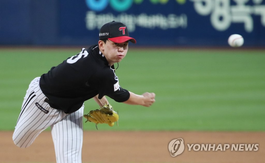 LG beat the SK Wyverns 13 - 5 on the 1st and increased the winning streak to 5.He keeps the third place in the second place by two games after chasing the second place Kiwoom Heroes by one game and the fourth place Doosan Bears by two games.For a while, LG failed to untangle the Team to go down (DTD): It went well and then fell down in one crisis and repeated its work of feeding.But this year it is definitely different: I have a back-up.According to the monthly rankings, LG started May with 16 wins and 7 losses, second overall.He fell to seventh place (12 wins, 13 losses) in June, then moved up to fifth place (11 wins, 1 draw, 12 losses) in July.In August, he finished with the best 16 wins, 1 draw and 8 losses among 10 clubs, making up for the loss in June and July, and building 16 more multipliers based on the winning rate of 500.If you go through the remaining 46 games as you are now, you can carry the expectation of the Korean series recapture for 26 years until the end of the season.The power that was not there last year, the contribution of the new face is significant.The presence of foreign giant Roberto Jordi Alba is absolute.Jordi Alba hit a three-run homer against SK on the 1st, and LG hit a 30-home run in 21 years since Lee Byung-kyu in 1999.If you hit one more, you will record the most home runs in a season with LG. It is a significant record that will be born in 30 years.Jordi Alba hit 10 home runs in August alone, leading LG to a rise.According to the ranking of victory contribution (WRA) against substitutes of statistics, Jordi Alba ranks 8th among all batters with 3.73.The big success of used rookie Hong Chang-gi, who filled LGs top hitter gap, is also indispensable.Hong Chang-gi hit .275 with three home runs and 21 RBIs to help improve his scoring ability.Hong Chang-gi, who made his debut in 2016 and played only 38 games until last year, has been recognized for his skills in 89 games, more than that double this year.The Hong Chang-gi WAR is also good at 2.49.Hong Chang-gi also hit .326 with two home runs in August, making him a stellar offense.Lee Min-ho, who has 4-2 with a 3.39 ERA in 12 games, is outstanding among pitchers.Although the recent two consecutive games have been five runs, the uptrend has been broken, but he is in the process of winning his first professional season with a five-star position.The WAR of Lee Min-ho is 1.60.Some players are below expectations, but LG is preparing for the final round of the season by building a more structured power thanks to New players who have won more than seven wins than substitutes like Jordi Alba, Hong Chang-gi and Lee Min-ho.