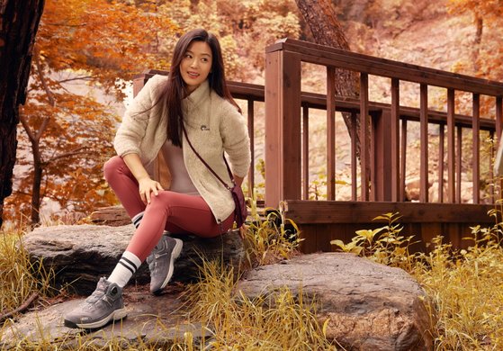 Jun Ji-hyun left the imaginary autumn and winter Travel from The city to the white snowy plains of Switzerland.Outdoor Research Picture, which features a sensual and colorful styling of Jun Ji-hyuns youthful and natural charm, was unveiled on March 3.Outdoor Research brand The exclusive model Jun Ji-hyun, who has been together for seven years, has presented a variety of lifestyle look to dominate the streets this fall, winter, and down jackets from Fliss to winter.This picture stimulates the imagination of those who miss Li Dians The city, which has been moved lively and busy in everyday life, which has changed under the concept of HEAL the world, and those who can not enjoy the unique and pure sensitivity of winter Travel, leaving Travel like Li Dian.It contains a message to heal tired body and mind by imagining yourself leaving Travel as a cityscape or unusual place of the nostalgic Li Dian.The picture consists of a cut that expresses the lively city where we have lost our vitality due to distance, and a cut that shows the mood of winter travel that the small town of Saint Moritz, a southeastern city of Switzerland, where Europeans are looking for winter sports,Jun Ji-hyuns picture, which shows the total set of autumn and winter looks, can be found on the website and SNS.