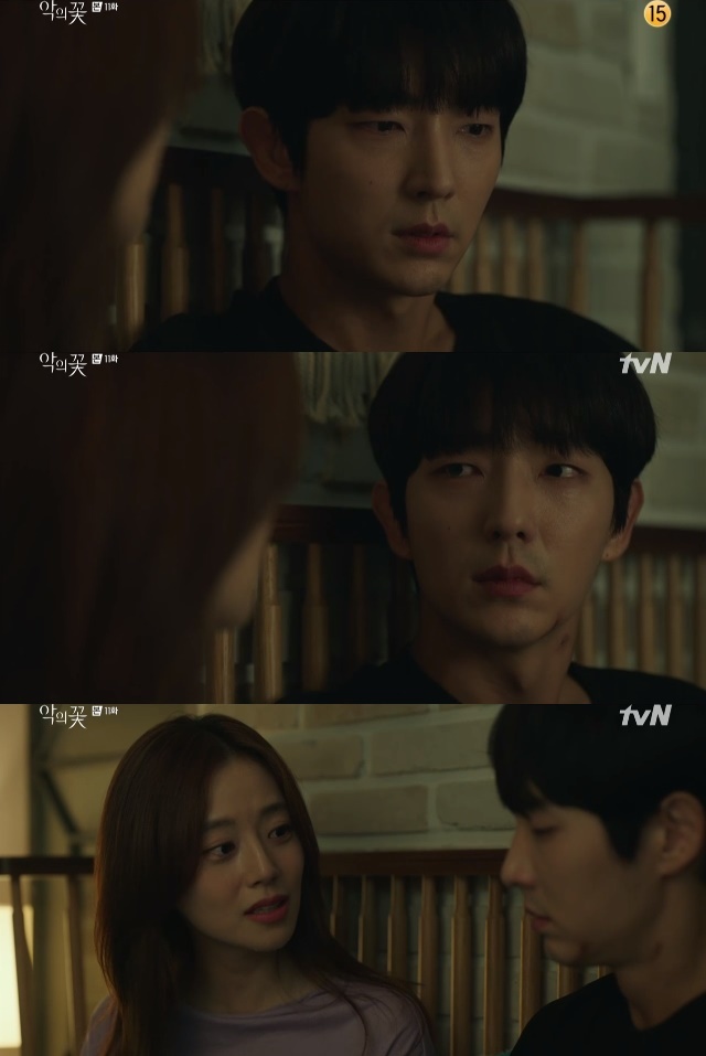 Lee Joon-gi Confessions Love to Moon Chae-wonIn the 11th episode of TVNs Drama Flower of Evil (played by Yoo Jung-hee/directed by Kim Cheol-gyu), which was broadcast on September 2, Baek Hee-Seong (played by Do Hyun-soo and Lee Joon-gi) finally defined his feelings toward Cha JiWon (played by Moon Chae-won) as love.On this day, Baek Hee-seong realized that Cha JiWon knew my identity and shared his whole life as a real couple and had time to get closer as a real couple.In the process, Cha JiWon had previously told Confessions that he had heard all of Baek Hee-seong saying he didnt love him.So, Baek Hee-seong shed tears again without knowing why: Cha JiWon told Baek Hee-seong that he doesnt know why hes crying, I know.I love you, Cha JiWon told Baek Hee-seong about all the moments of love he felt.Eventually, Baek Hee-seong admitted that he loved Cha JiWon; Baek Hee-seong said, You love me.I feel that way, and I love you and then I said, I love you, support me .