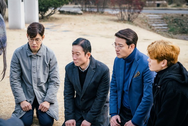 Elegant friends Yo Jun-sang and friends face the truth that has been hidden for many years.JTBC gilt drama Elegant Friends (directed by Song Hyun-wook and Park So-yeon, playwrights Park Hyo-yeon and Kim Kyung-sun, production studios & new and J C & & N) released a still cut featuring the meeting between Phoenix four-man and Koo Young-sun (Kim Hee-ryong) on September 3, ahead of the 16th broadcast.The four people on their knees before her are curious.In the last broadcast, the whereabouts of evidence hidden by Jung Jae-hoon became unknown.An analysis of CCTV revealed that only Ahn Gung-cheol and Baek Hae-sook (Ha Ga-gam) have visited his house in the last week.However, Angungcheol had a perfect alibi, and Baek Hae-sook disappeared with the question trunk, and the mystery became even thicker.While the reversal development that can not slow down to the last minute is unfolding, the photos released include Ahn Jung-chul (Yoo Jun-sang), Jung Jae-hoon (Bae Soo-bin), Cho Hyung-woo (Kim Sung-oh), and Park Chun-bok (Jung Seok-yong) at the nursing home.The visit to the wife of a dead professor.Still, in front of the old Young-sun waiting for someone with a cloudy eyes, the heavy expression of the kneeling Angungcheol and friends focuses attention.In the following photo, Koo Young-sun was also shown to touch the shoulders of his disciples slowly.Ahn Gung-cheol and his friends who acquiesced to the truth to protect him, even though they know that Chun Man-sik (Kim Won-hae) was the real killer of Han.Twenty years later, what is the reason for bringing out the secret of that time, and their attention is focused on their actions.In the 16th broadcast on the 4th, the shocking news of Baek Hae-sook is reported.The murder case of Jugangsan (Lee Tae-hwan), which has disappeared all the crucial evidence, raises the question of whether it will remain another US issue.Since Baek Hae-sook left, changes come to his friends, said the production team of Elegant Friends.kim myeong-mi