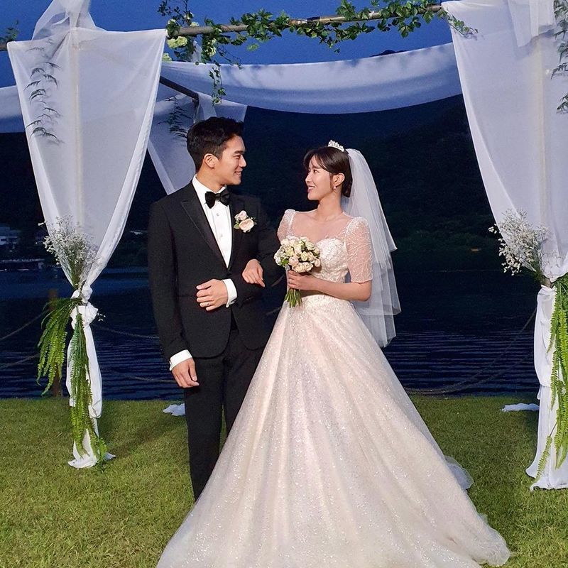 Actor Ha Seok-jin and Im Soo-hyangs MBC tree drama When I Was Most Beautiful wedding photos were released.Ha Seok-jin posted a picture on his instagram on September 3 with an article entitled It was hot or hot.Inside the picture was a picture of Ha Seok-jin wearing a tuxedo and Im Soo-hyang wearing a wedding dress.Ha Seok-jin and Im Soo-hyang smile brightly as they look at each other; the glowing visuals of Ha Seok-jin and Im Soo-hyang catch their eye.delay stock