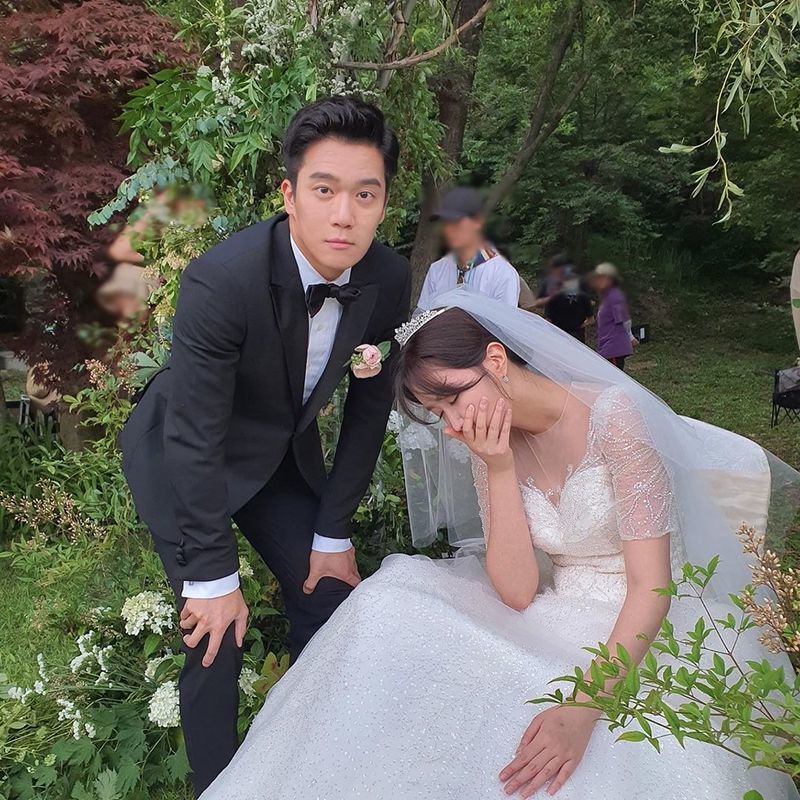 Actor Ha Seok-jin and Im Soo-hyangs MBC tree drama When I Was Most Beautiful wedding photos were released.Ha Seok-jin posted a picture on his instagram on September 3 with an article entitled It was hot or hot.Inside the picture was a picture of Ha Seok-jin wearing a tuxedo and Im Soo-hyang wearing a wedding dress.Ha Seok-jin and Im Soo-hyang smile brightly as they look at each other; the glowing visuals of Ha Seok-jin and Im Soo-hyang catch their eye.delay stock