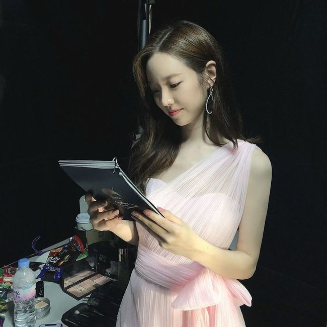Actor Jin Se-yeon showed off her innocent beautyJin Se-yeon posted a picture on his instagram on September 3 with an article entitled Korea on Stage Suwon Hwaseong will be broadcast at 10:25 tonight on KBS2.In the open photo, Jin Se-yeon, dressed in a pink dress, stares at the camera with a bright smile. Jin Se-yeons beautiful and beautiful figure catches his eye.Kim Min-ju