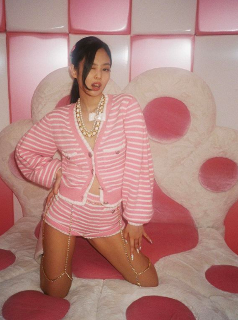 Girl group BLACKPINK member Jenny Kim maximized her charm through photography.Jenny Kim posted several photos on her SNS on the morning of the 3rd, raising the attention of her followers.The picture she posted shows her posing on the sofa, and she looks more at the pink sofa with her costume.In pink costumes, various accessories such as necklaces, rings and earrings were added to double the glamor.Jenny Kim has a lightly biting long nails and a charming look, which is attractive enough to stir the hearts of many male fans.Another photo is deeply buried in everyday life: it is expected to be taken during a costume ad shoot, and it is comfortable to wear an oversized T-shirt and hold a coffee cup.Meanwhile, BLACKPINK released Ice Cream, which collaborated with singer Selena Gomez on the 28th of last month.It is a dance pop song with a light and refreshing sound that goes well with a hot summer.jennie Kim SNS