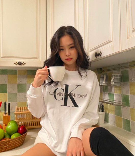 Girl group BLACKPINK member Jenny Kim maximized her charm through photography.Jenny Kim posted several photos on her SNS on the morning of the 3rd, raising the attention of her followers.The picture she posted shows her posing on the sofa, and she looks more at the pink sofa with her costume.In pink costumes, various accessories such as necklaces, rings and earrings were added to double the glamor.Jenny Kim has a lightly biting long nails and a charming look, which is attractive enough to stir the hearts of many male fans.Another photo is deeply buried in everyday life: it is expected to be taken during a costume ad shoot, and it is comfortable to wear an oversized T-shirt and hold a coffee cup.Meanwhile, BLACKPINK released Ice Cream, which collaborated with singer Selena Gomez on the 28th of last month.It is a dance pop song with a light and refreshing sound that goes well with a hot summer.jennie Kim SNS
