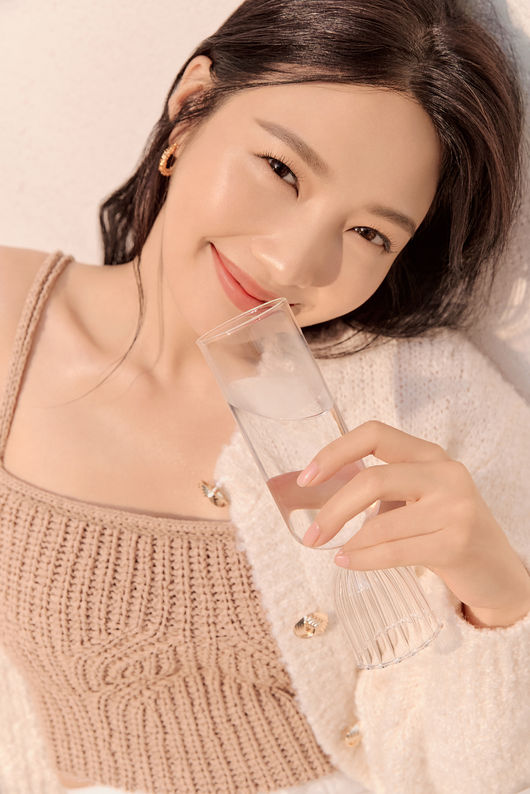 Red Velvet Joy, Beautiful Looks. Thats the juice Red Velvet Joy showed off a variety of charms in the pictorial.Joy recently took a picture shoot with a brand.Joy showed off her dazzling visuals in a variety of poses and natural expressions in front of a backdrop reminiscent of autumn.In particular, the sheer skins of subtle brilliance capture the attention of those who see Joys pure yet feminine charm seductively, and she exudes a lovely charm with a fresh smile with a happy energy.Meanwhile, Joys Red Velvet recently participated in a project to celebrate the 20th anniversary of the debut of senior singer Boa.