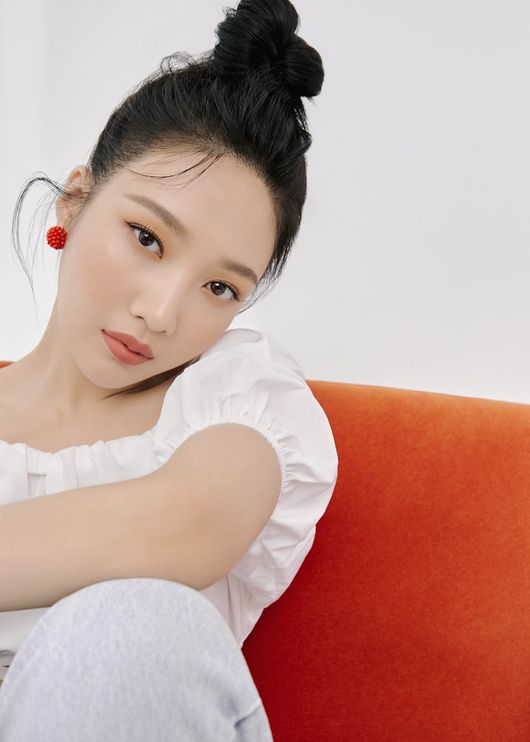 Red Velvet Joy, Beautiful Looks. Thats the juice Red Velvet Joy showed off a variety of charms in the pictorial.Joy recently took a picture shoot with a brand.Joy showed off her dazzling visuals in a variety of poses and natural expressions in front of a backdrop reminiscent of autumn.In particular, the sheer skins of subtle brilliance capture the attention of those who see Joys pure yet feminine charm seductively, and she exudes a lovely charm with a fresh smile with a happy energy.Meanwhile, Joys Red Velvet recently participated in a project to celebrate the 20th anniversary of the debut of senior singer Boa.
