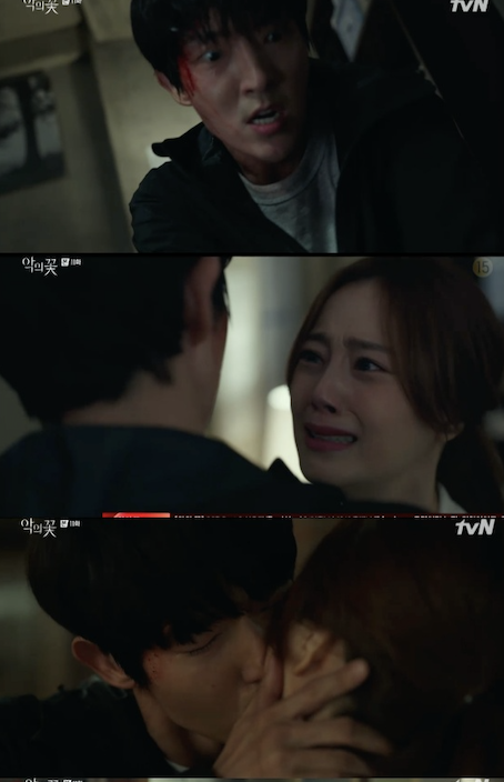Lee Joon-gi of Flower of Evil loves Moon Chae-won, Confessions sayKim Ji-hoon was identified as Choi Byung-mo Accomplice.In the TVN drama The Flower of Evil, which was broadcast on the afternoon of the 2nd, a picture of a cart (Moon Chae-won) who rescues Do Hyun-soo (Lee Joon-gi) from a human trafficking organization, Yeom Sang-cheol (Kim Ki-moo) was drawn.On this day, Yeom Sang-cheol tried to kill Do Hyun-soo by receiving a million-woo shares. Then the car support came to the office of 1 million-woo and saved Do Hyun-soo.The car support that handcuffed Yeom Sang-cheol instructed Do Hyun-soo to run away.Carson told Do Hyun-soo, The police are coming here now. You cant go home. Choi has evidence that he is Do Hyun-soo. Hes arresting you tomorrow. Go, go.Go as far away as you can tonight. Cant you see the situation? Go. Go away, he shouted.Do Hyun-soo left, but called the car support again. The car support that visited Do Hyun-soo said, Come on. You cant live as Baek Hee-sung. Im caught.You said Id run away. What more do you want me to do? Do Hyun-soo cried together and hugged the car support, and they headed home.Do Hyun-soo, who arrived at home, confided in his life and confided in his love.Meanwhile, Baek Hee-sung (Kim Ji-hoon) was identified as Accomplice of Choi Byung-mo.Do Hae-soo (Jang Hee-jin), who is looking for Accomplice, visited the house of Baek Man-woo (Son Jong-hak) and said, I would like you to get a list of hospital volunteers from 1992 to 2004.I think that the president and his wife will be uneasy with serial murder when playing. Remembering that Accomplice came to the funeral home of his father, Do Min-seok, wearing a hospital volunteer bracelet.After Do Hae-su returned, Baek Hee-sung told Baek Man-woo and Gong Mi-ja (Nam Ki-ae): I did what Do Min-seok told me to do, or I threatened to kill my mother and Father if I did not do what I told them to do.I was so scared. I really didnt want to. I really did. Believe me. Father, will you protect me?